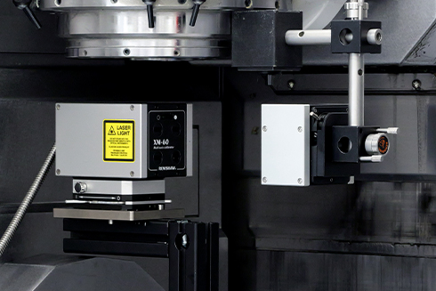 Calibrador multieixo XM-60 sendo usado para realizar um teste em uma máquina
