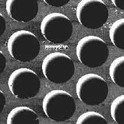 Ionoptika的特写印痕，商标宽20 µm，第一个‘i’的宽度只有70 nm。