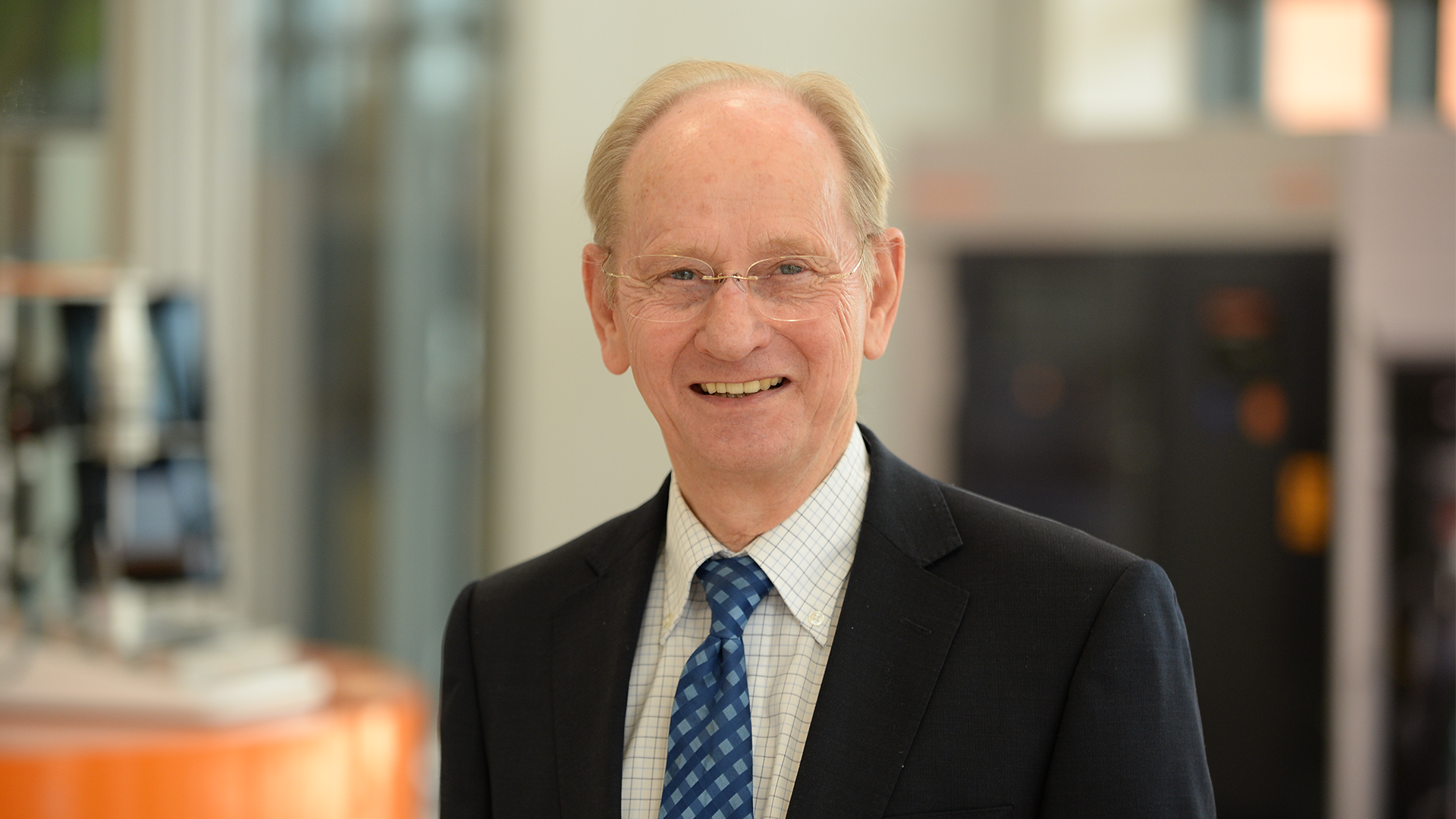 David McMurtry爵士,董事会主席兼首席执行官