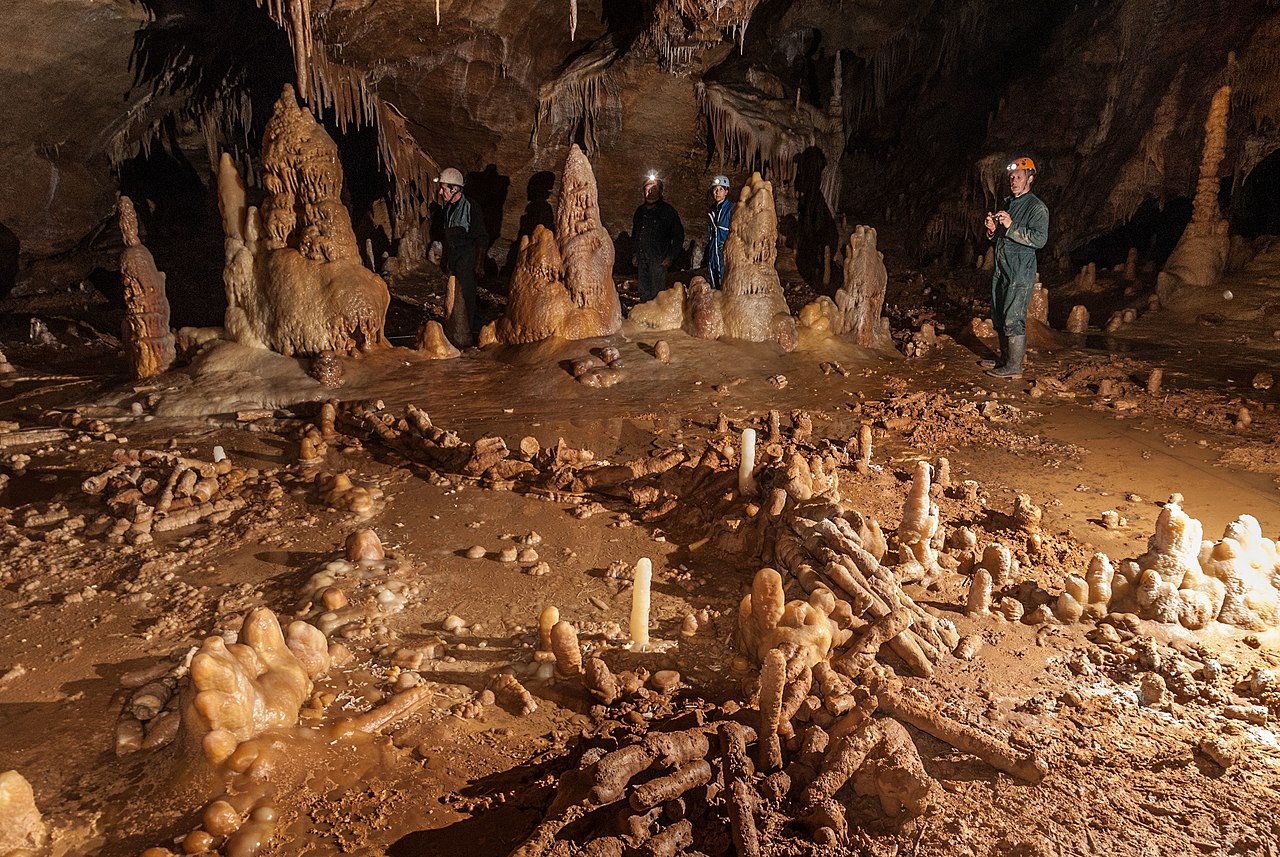 Speleofacts ring structure built by Neanderthal people in Bruniquel cave 176,500 years ago