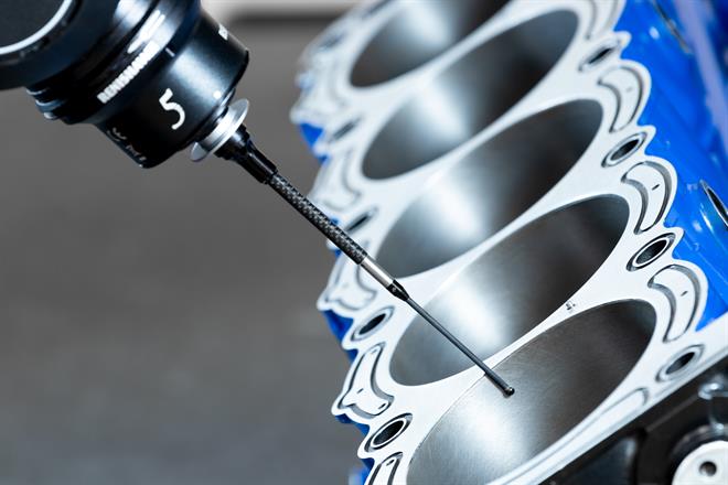 OPTiMUM™钻石测针正在扫描具有钢制气缸内衬的铝制Cosworth V10发动机缸体