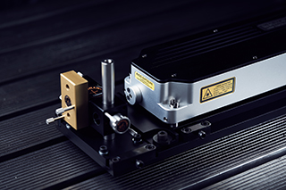 安装在机床工作台上的RLE激光尺系统，用于执行测试