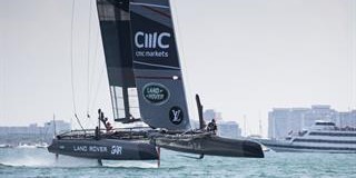 路虎BAR帆船队在美国芝加哥海面上竞速