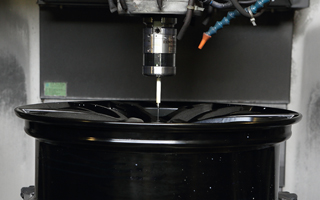 SAI — RMP60在轮辋生产过程中执行在线测量。