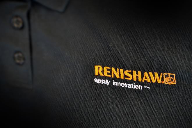 黑色Polo衫，饰有橙色雷尼绍标识和白色品牌标语“apply innovation”