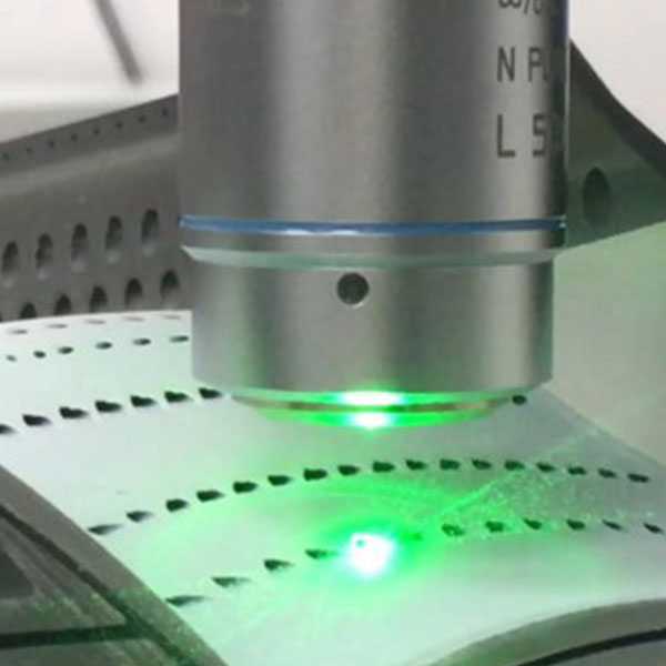 Renishaw LiveTrack technology being used by a Virsa Raman analyser on a turbine blade