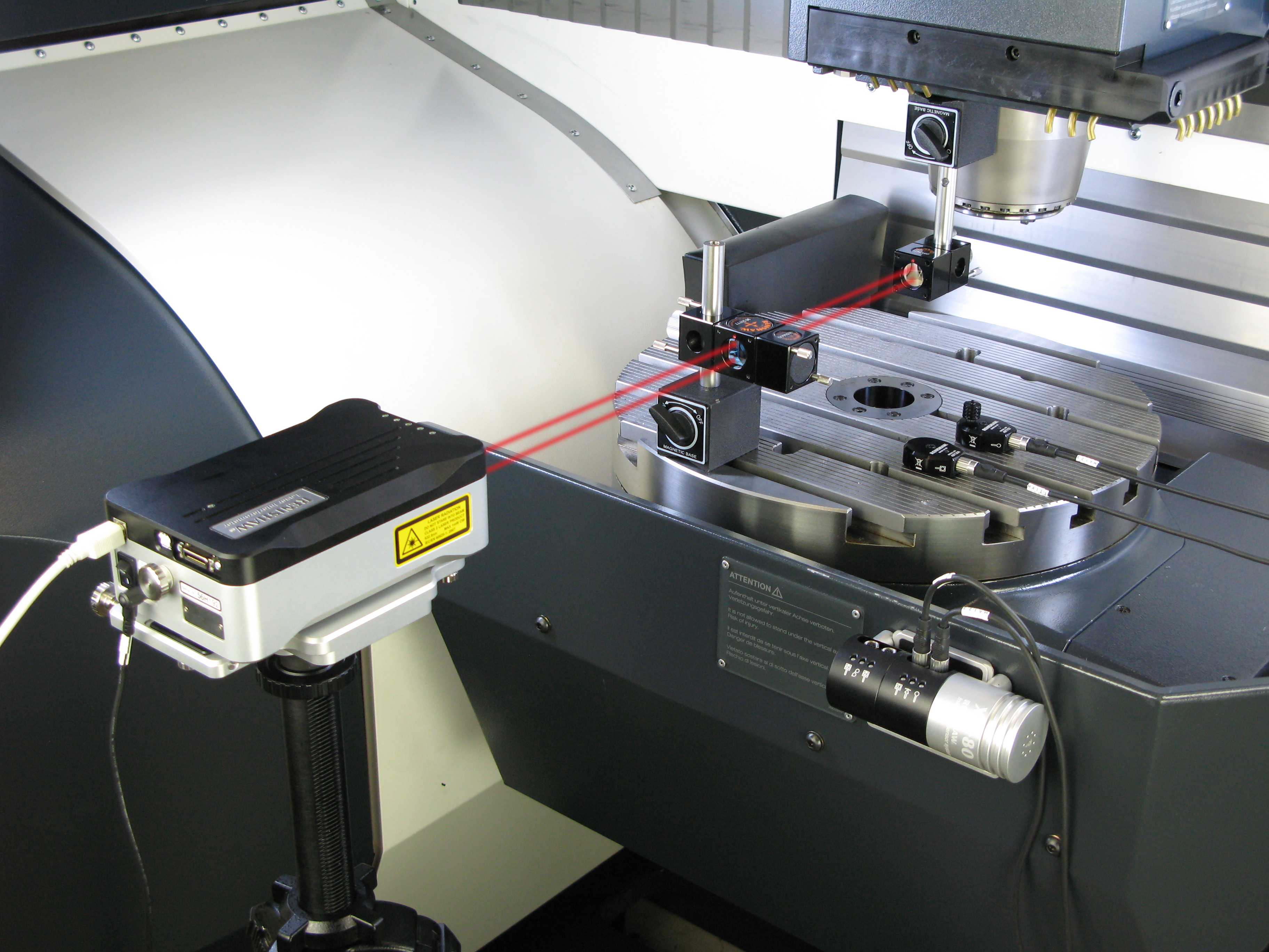 xl-80激光干涉仪正在执行激光校准