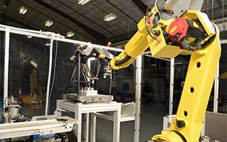 En FANUC-robot som laddar Equator™ i den automatiserade cellen