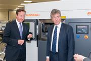 英国首相和Stroud地区议员Neil Carmichael与雷尼绍AM250激光熔融金属快速成型机(金属3D打印机)