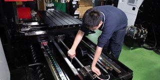 工程师正在机床上安装一套FORTiS直线光栅