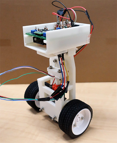 东京电机大学工学部的学生设计的两轮自平衡机器人小车