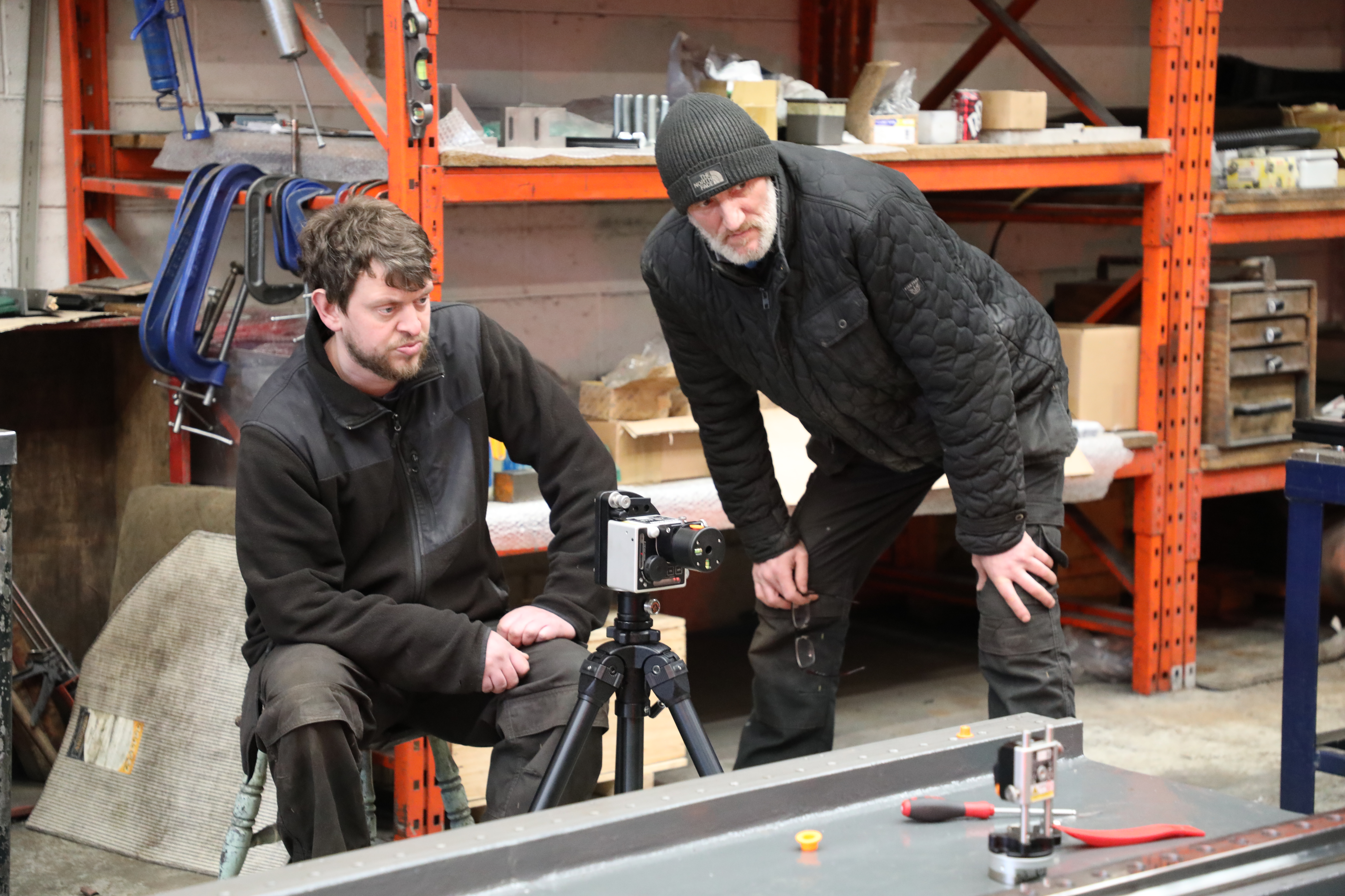 两名操作人员正在安装XK10激光校准仪