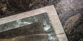 四种装饰瓷砖依次叠放在一起