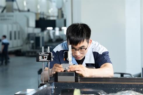 在机床装配过程中使用XK10激光校准仪进行测量