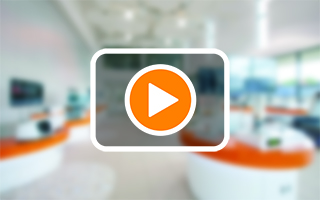 在浅色模糊背景上显示透明黑框内含视频播放按钮的示意图