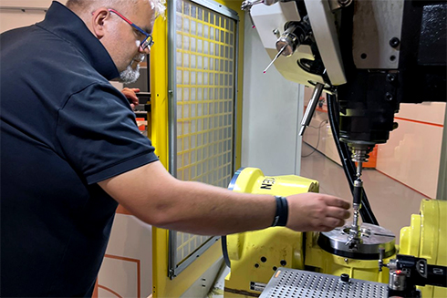 工程师在机床上安装QC20球杆仪