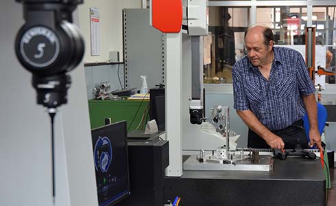 R. Busi的质量负责人Paolo Orlandi使用五轴技术测量工件