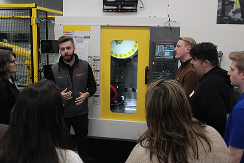 美国培训工程师讲授如何在Robodrill机床上使用QC20球杆仪