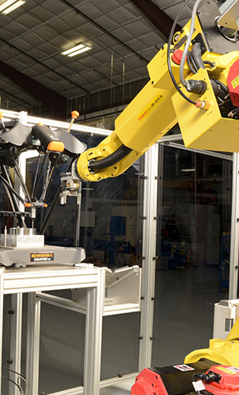 Un robot FANUC alimenta Equator nella cella automatizzata