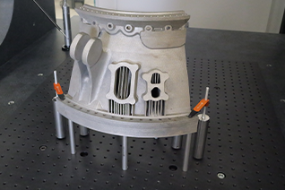 AGILITY®夹具板上的坐标测量机夹具组合,包含固定工件的压板和支撑销