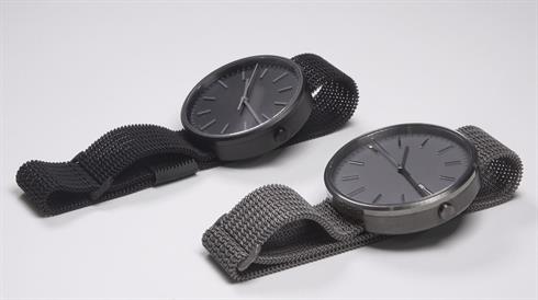 Uniform Wares的M40 PreciDrive拉丝钢日历腕表,搭配自然风钛合金表带