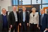 英国首相特蕾莎•梅与财政大臣菲利普•哈蒙德等人站在一台雷尼绍金属增材制造（3D打印）系统前