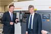 英国首相和Stroud地区议员Neil Carmichael与雷尼绍AM250激光熔融金属快速成型机（金属3D打印机）